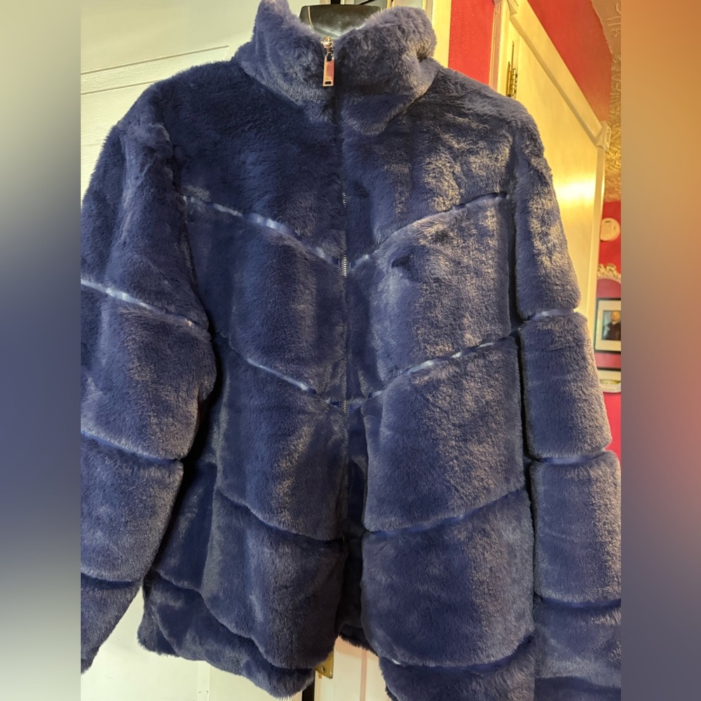 Women's Blue Faux Fur Reversible Jacket - NEW! - Picture 4 of 14